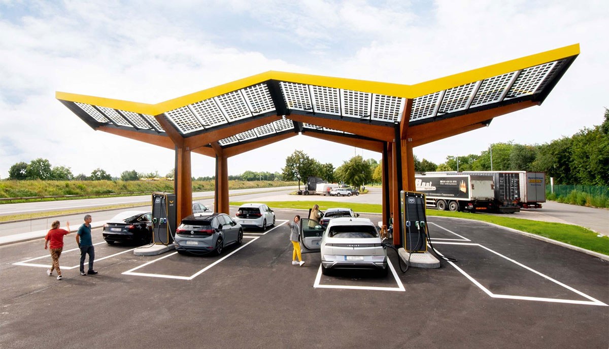 Station de recharge rapide Fastned à toiture solaire